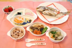 お食い初めの食事代は誰が払う 両家揃っている場合はどちらの実家 日々のちょっとした疑問を解決